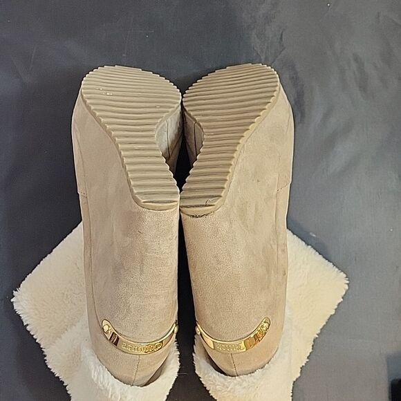 JUICY COUTURE WOMEN"S BUCKLE WEDGE ANKLE BOOTS - Picture 10 of 16